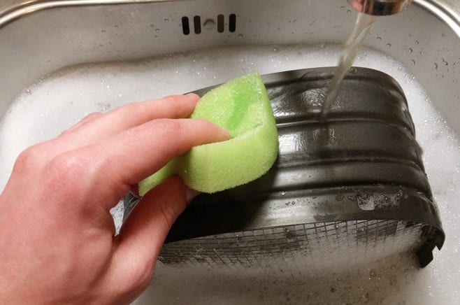 Frituurmandje schoonmaken