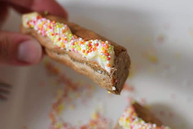 discodel-is-een-frikandel-met-mayonaise-en-disco-spikkels