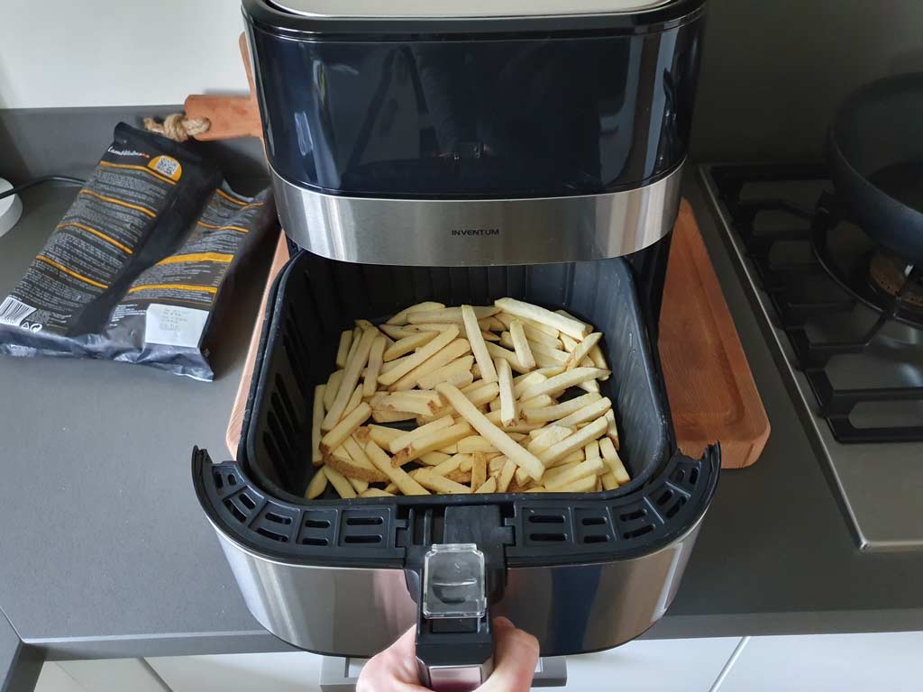 bedienen-met-een-hand-inventum-gf500hld-airfryer