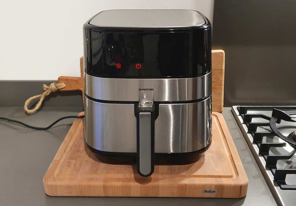 inventum-airfryer-gf500hld-op-aanrecht-op-snijplank