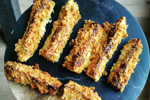 Gepaneerde-courgette-met-geraspte-Parmezaanse-kaas-of-oude-kaas-uit-de-airfryer