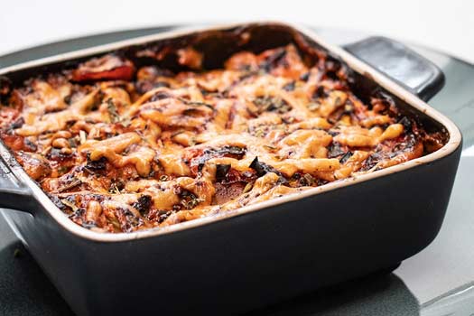 Volkoren-Lasagne-Met-Andijvie,-Courgette,-Tomaat-en-Gerookte-Zalm-uit-de-airfryer