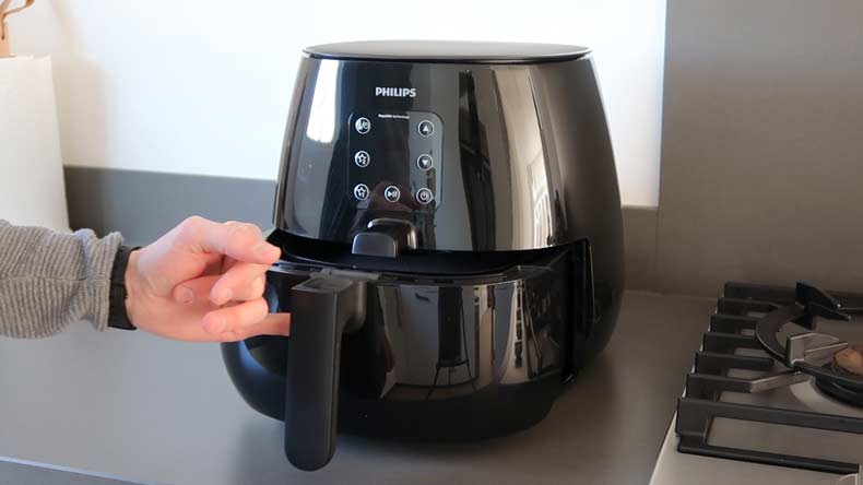 pan-openen-met-pink-philips-airfryer-xl