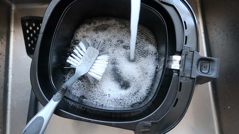 philips-essential-airfryer-xl-schoonmaken-mandje-frituurmandje-pan