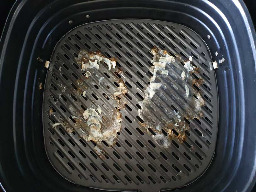 aangekoekte-airfryer-vies-airfyermandje-visresten