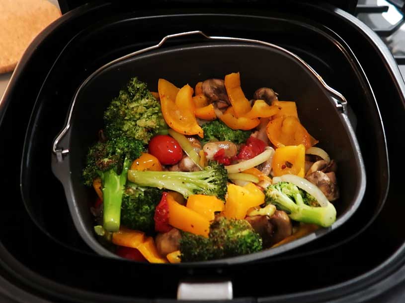 groenten-paprika-broccoli-tomaten-ui-maaltijd-opwarmen-bakpan-bakblik-airfryer