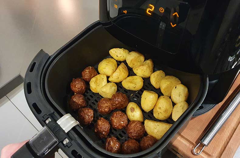 philips-airfryer-xl-gebakken-aardappeltjes-gehaktballetjes-frituurmandje