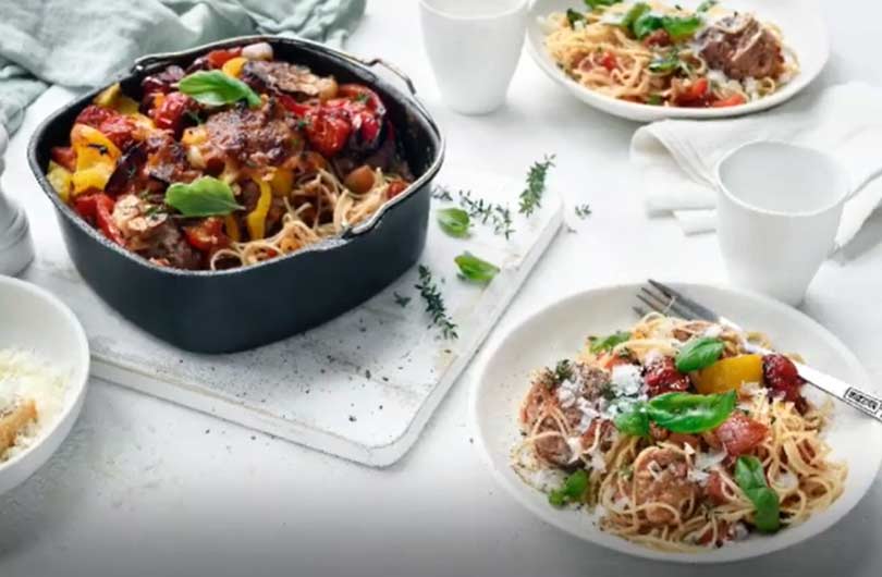 Spaghetti-traybake-met-gehaktballen-en-tomatensaus-uit-airfryer