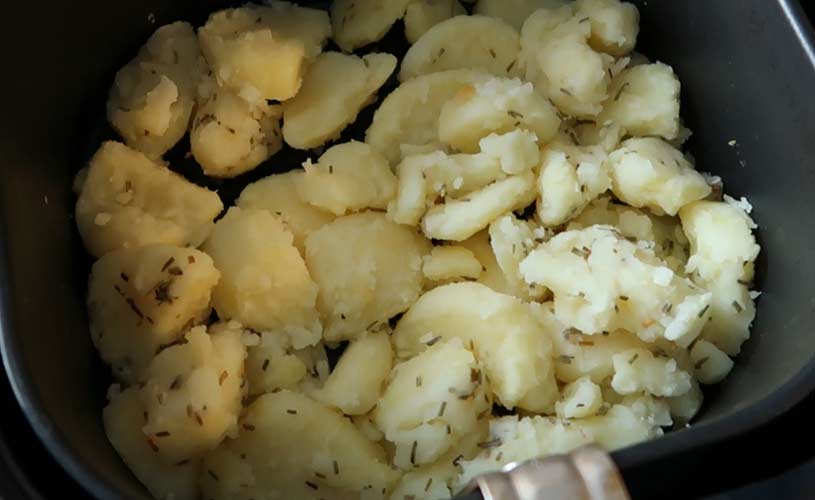 aardappel-schijfjes-met-olie-en-kruiden