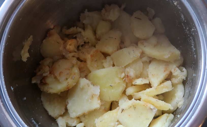 gekruide-aardappels-opschudden-in-de-pan