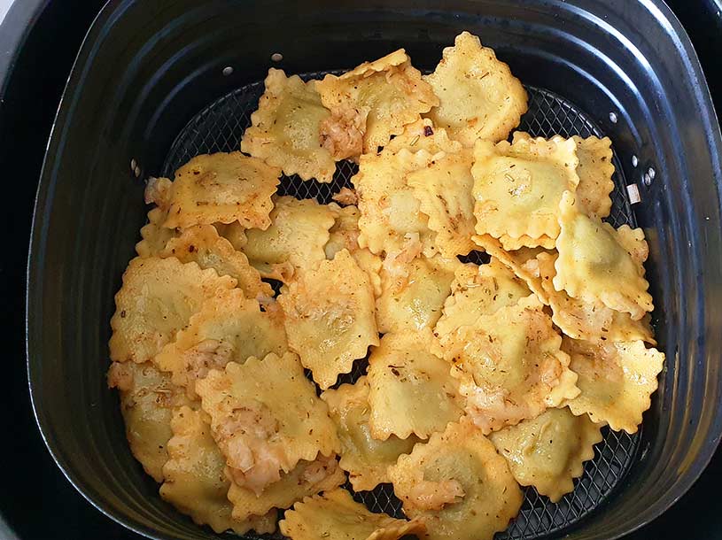 airfryer-pasta-chips-ravioli-frituurmandje