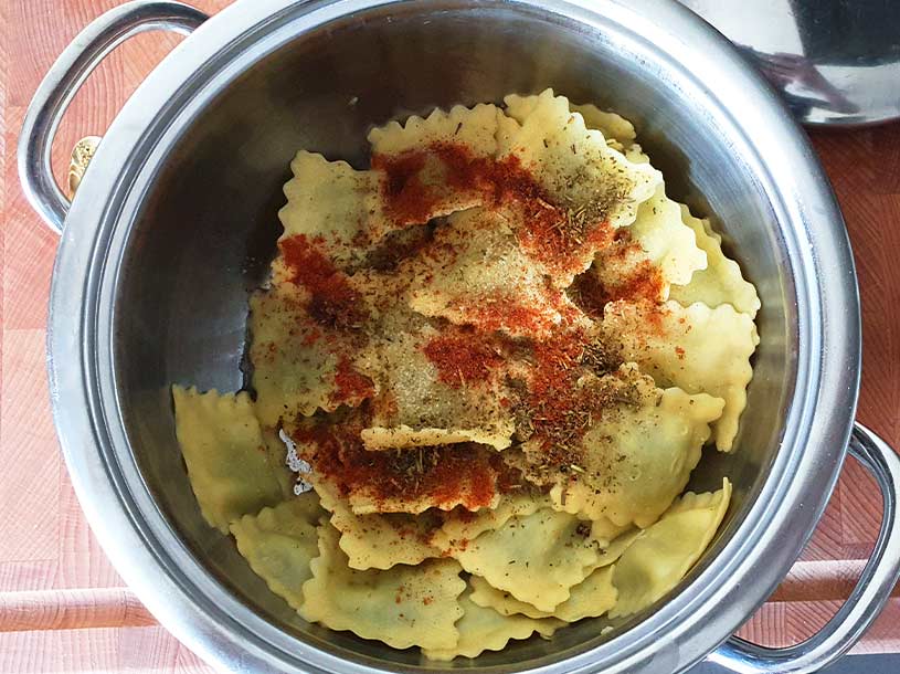 airfryer-pasta-chips-voeg-kruiden-toe