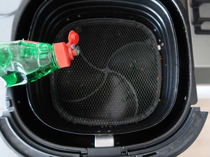 airfryer-mand-en-pan-schoonmaken-afwasmiddel
