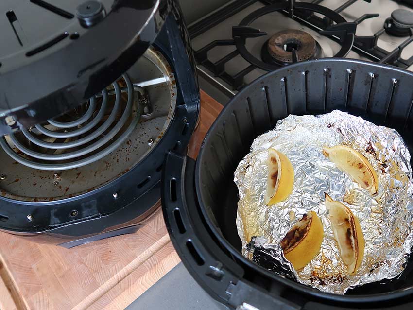 airfryer-schoonmaken-met-citroen