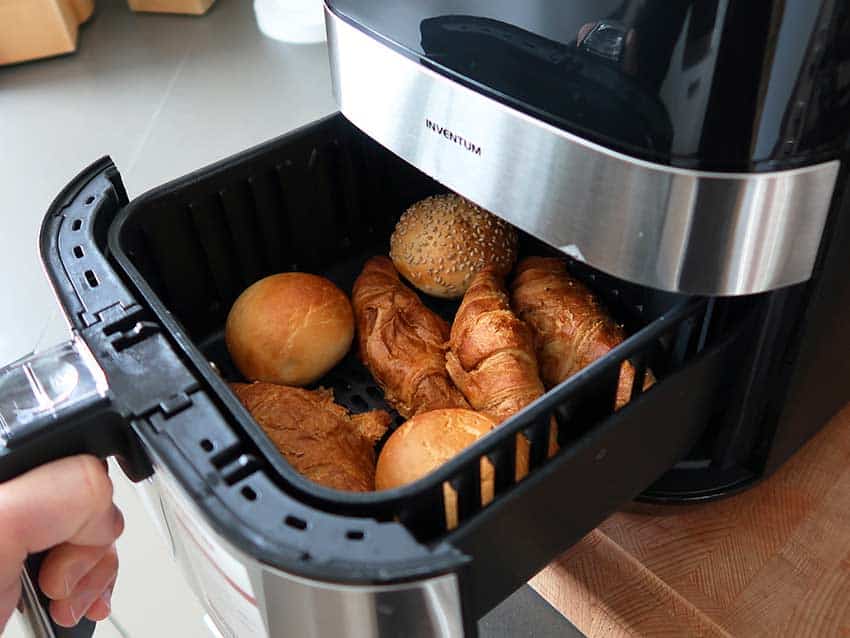 Rechthoek Laat je zien Vruchtbaar Afbakbroodjes in de airfryer - Tips voor afbakken van broodjes