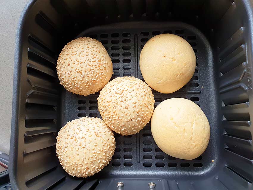 kleine-witte-bolletjes-afbakken-in-airfryer