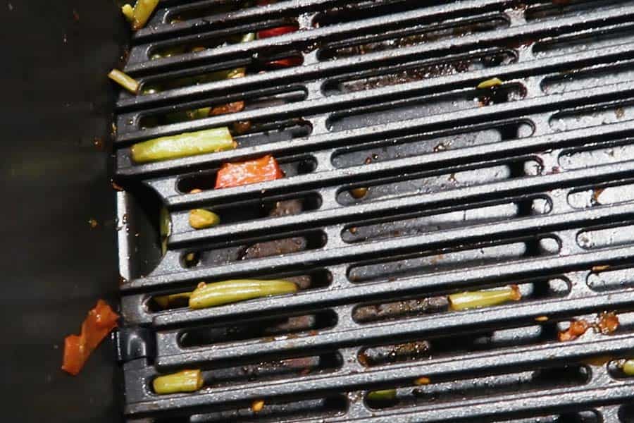 groenten-blijven-hangen-aan-grillrooster