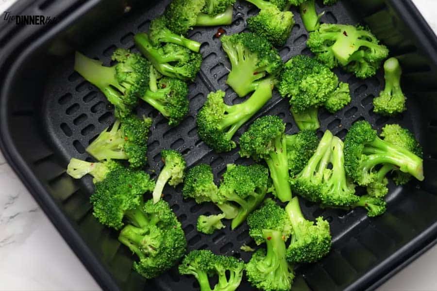 een-laag-broccoli-in-de-airfryer-mand