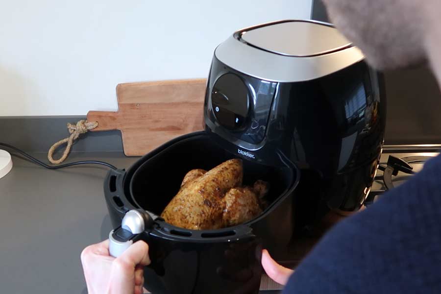 hele-kip-in-xxl-airfryer-blokker