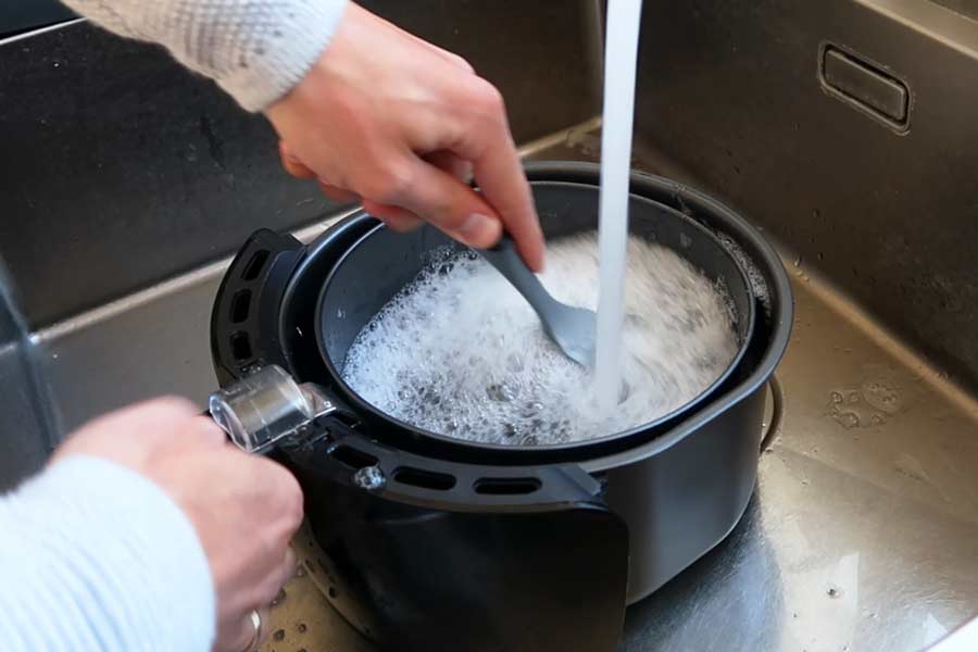 kitchen-brothers-airfryer-onderdelen-schoonmaken-handvaat