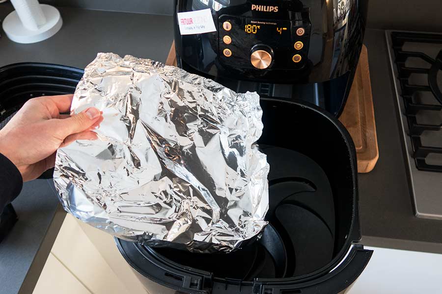 aluminiumfolie-in-mandje-airfryer-plaatsen