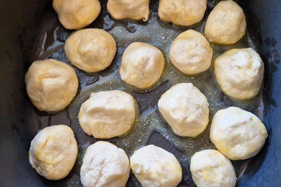 airfryer-bakvorm-met-donuts-in-roomboter