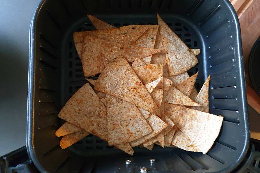 laagje-tortillachips-in-airfryer-mandje