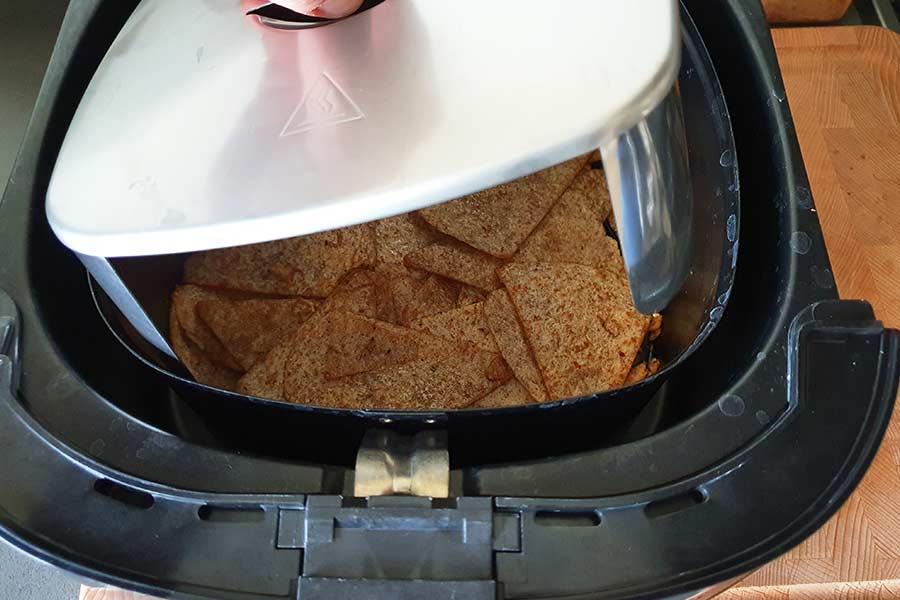 spatdeksel-over-tortilllachips-in-airfryer